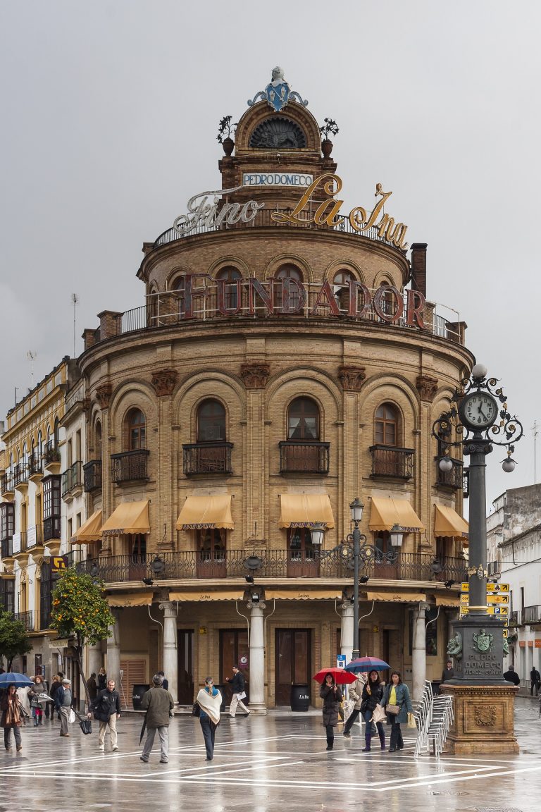 Edificio El Gallo Azul, junto a la Calle Larga de Jerez