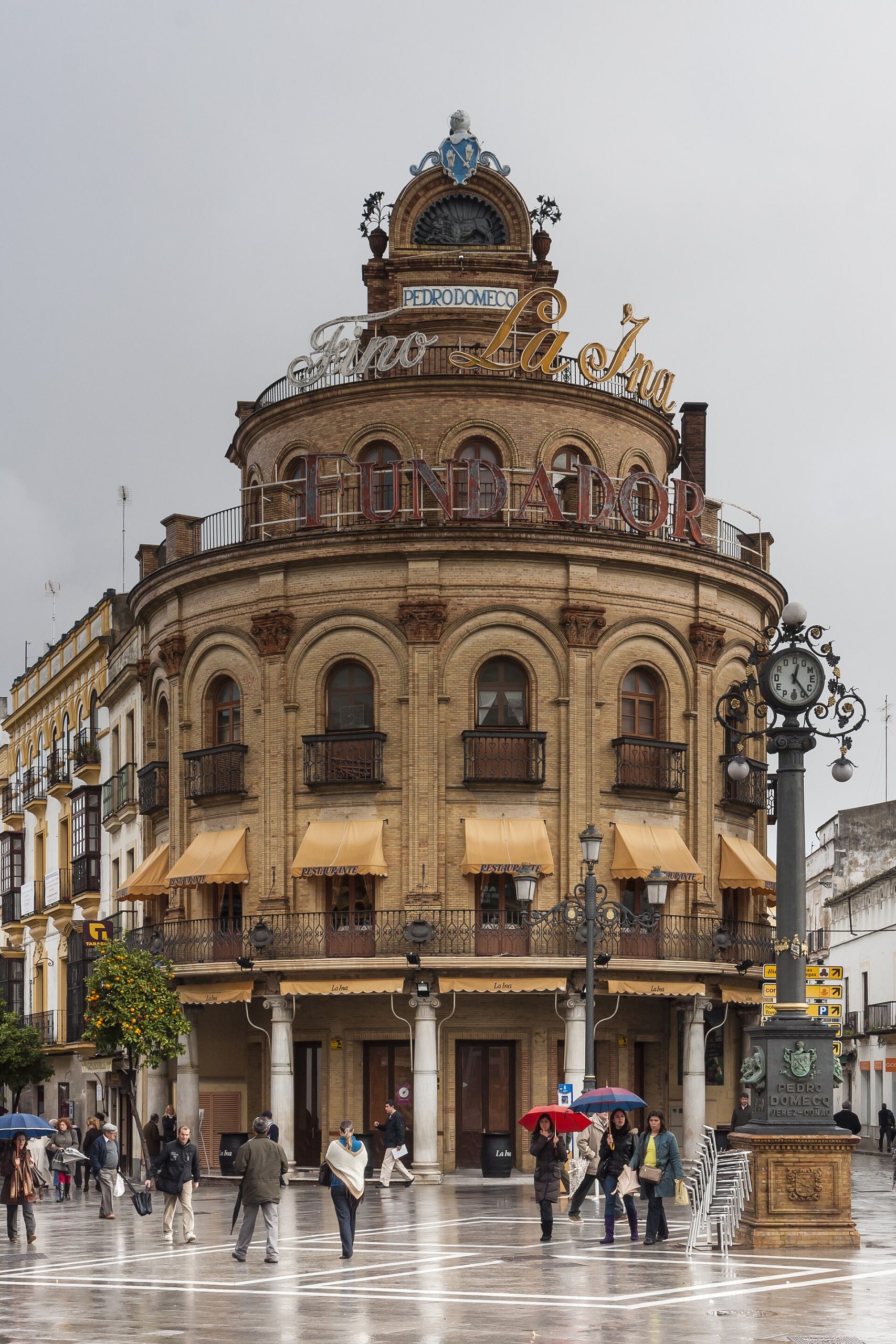 Edificio El Gallo Azul, junto a la Calle Larga de Jerez