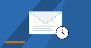 Ilustración de un sobre de notificación junto a un reloj, sobre fondo azul, para simbolizar los plazos legales en riesgo por los retrasos postales