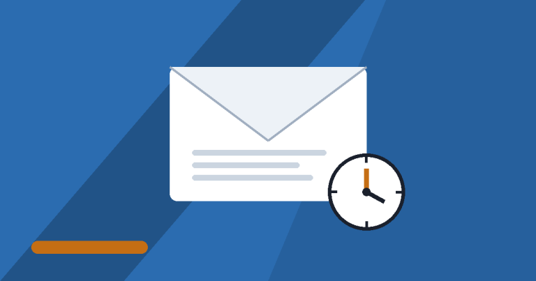 Ilustración de un sobre de notificación junto a un reloj, sobre fondo azul, para simbolizar los plazos legales en riesgo por los retrasos postales