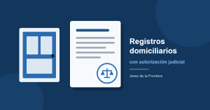 Ilustración de una puerta de vivienda junto a un auto judicial con el símbolo de la balanza, para representar la autorización judicial de entrada y registro